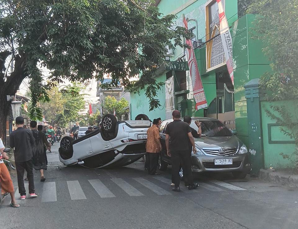 Kurang Konsentrasi, Mobil Tabrak Pohon hingga Terbalik di Jambangan