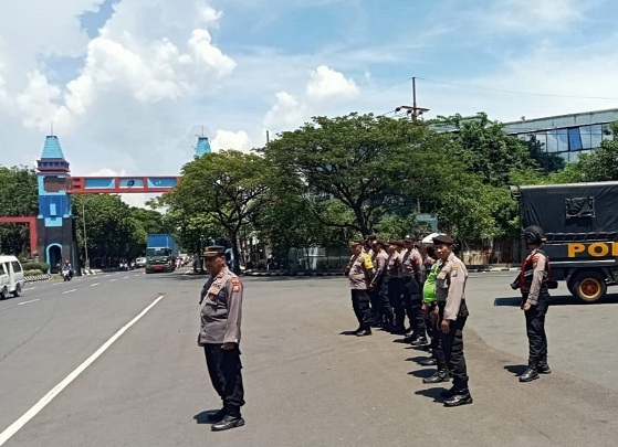 Polres Pelabuhan Tanjung Perak Gelar Operasi Mantap Brata di Jalan Jakarta