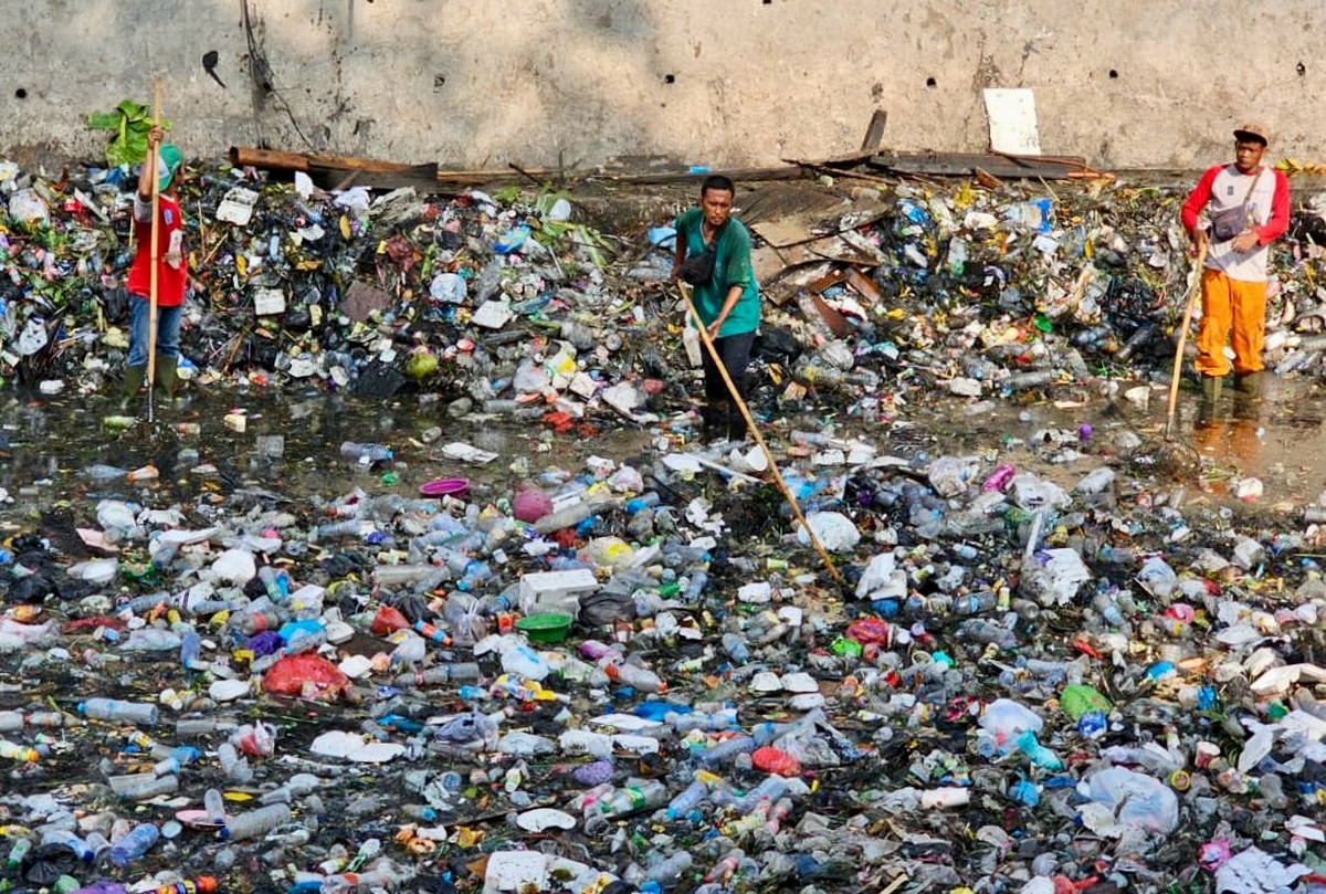 Sungai di Surabaya Dipenuhi Sampah Plastik, Ecoton Desak Produsen Bertanggung Jawab