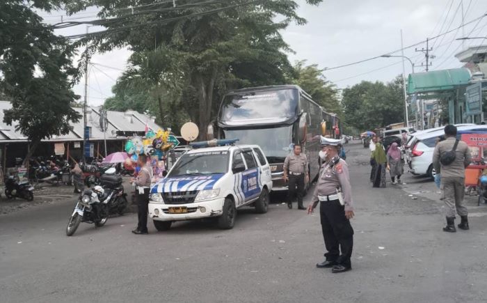Polsek Tandes Kawal Pemberangkatan CJH Kloter Terakhir dari Ponpes Terpadu Daarul Muttaqin