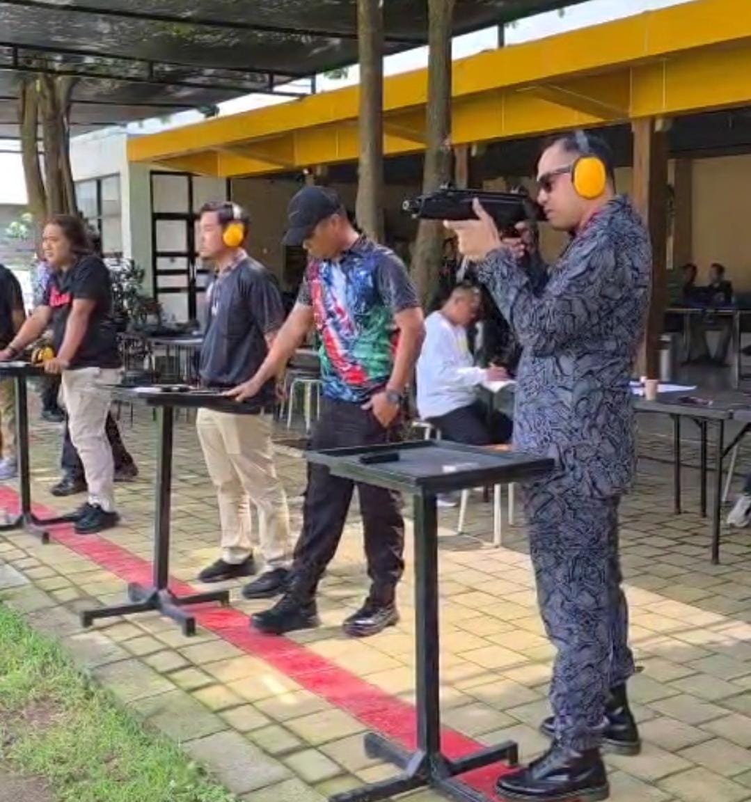 Asah Kemampuan, Kepala BNNP Jatim Ajak Anggota Latihan Menembak