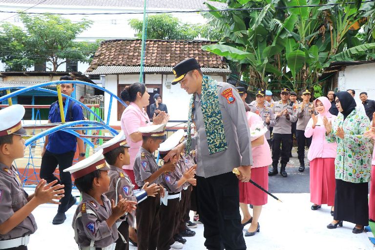 Cerianya Anak TK Kemala Bhayangkari 56 Ngawi Bercanda Bersama Polisi