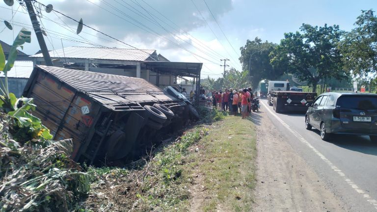 Tronton Tabrak Scoopy di Gresik, Dua Pengendara Motor Tewas