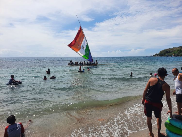 Libur Akhir Pekan, Ribuan Pengunjung Padati Wisata Bahari Pasir Putih Situbondo