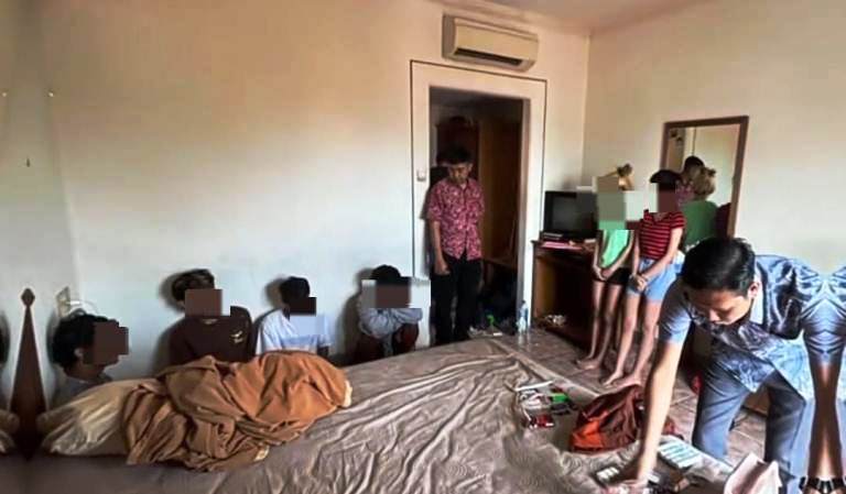 19 Hari Dilaporkan Hilang, Gadis Ingusan Ditemukan di Hotel Bersama 4 Pria dan 6 Poket Sabu