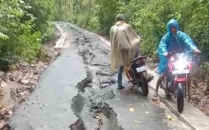 Jalan Wisata Pantai Bandealit Ambles, Padahal Baru Saja Dibangun