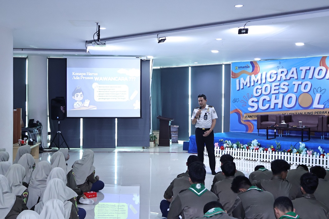 Imigrasi Tanjung Perak Edukasi Keimigrasian kepada 200 Pelajar SMA Muhammadiyah 10 GKB Gresik