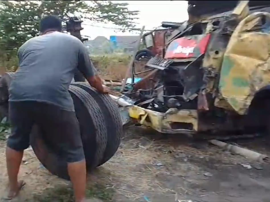 Truk Tangki Rem Blong Sasak Motor dan Warung di Pasuruan, Dua Tewas