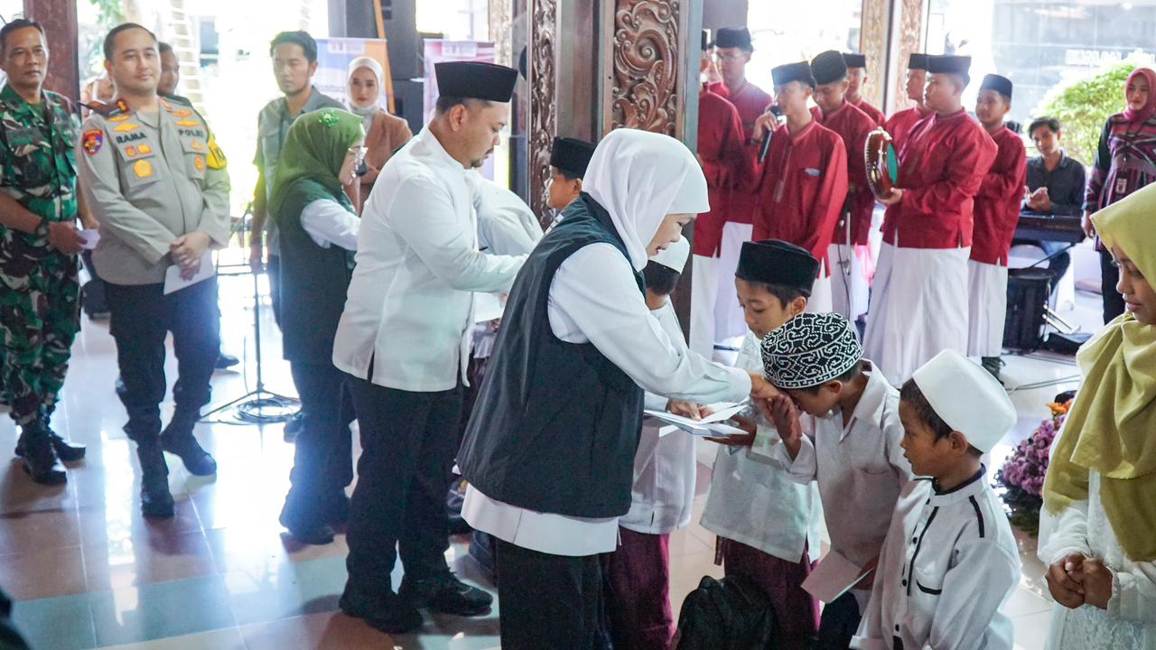 Gubernur Khofifah Salurkan Bantuan Rp 7,6 Miliar dan Kunjungi Pasar Murah di Gresik