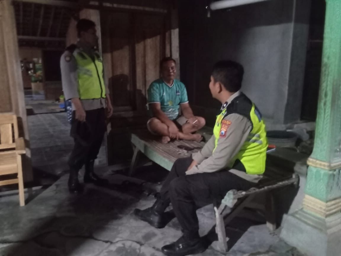 Polisi Ngawi Jaga Kamtibmas di Karanganyar Lewat Patroli Dialogis 