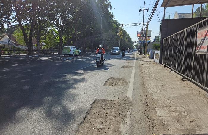 Bekas Galian Pipa di Jalan RA Kartini Gresik Dikeluhkan, Pengendara Motor Terjatuh