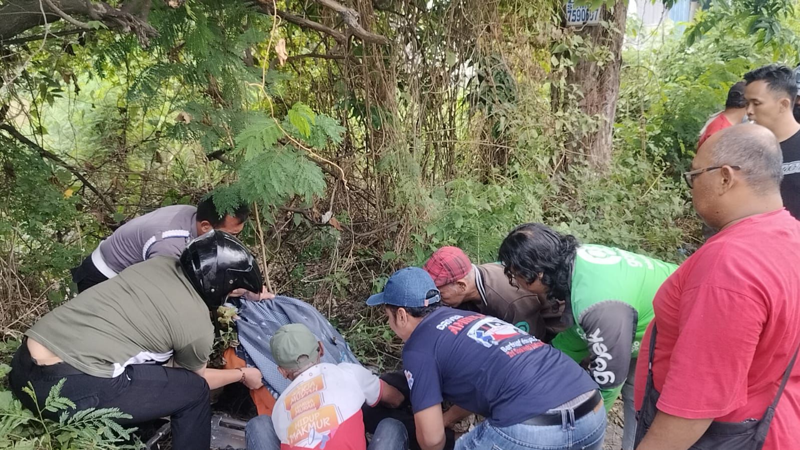 Sakit Jantung, Pengendara Motor Meninggal Mendadak di Tepi Jalan Menganti Gresik