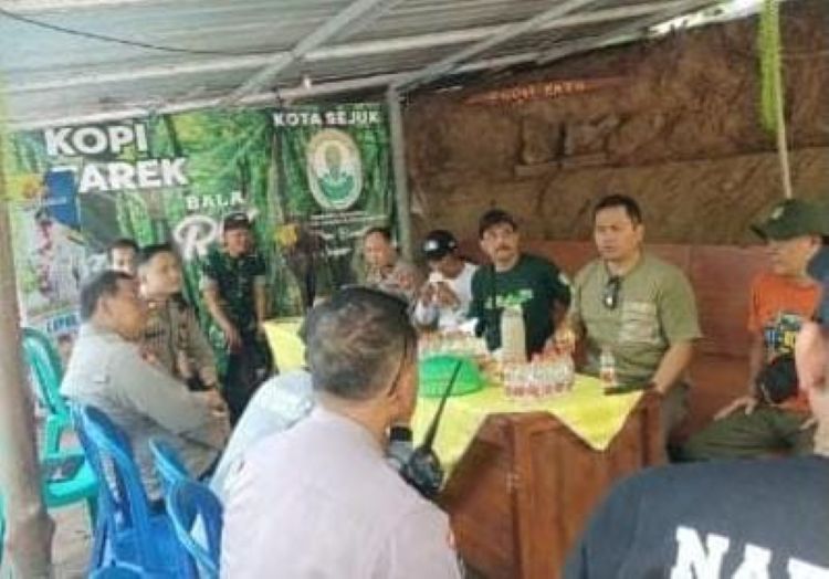 Silaturahmi Kamtibmas Polres Nganjuk di Warung Kopi Rondo Kuning Bahas Keamanan Desa dengan Suasana Santai