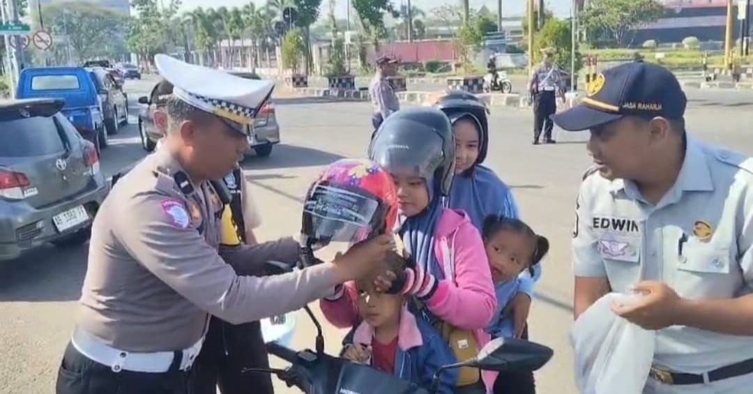 Aksi Satlantas Polres Ngawi, Kedepankan Teguran Humanis Demi Keselamatan Pengendara