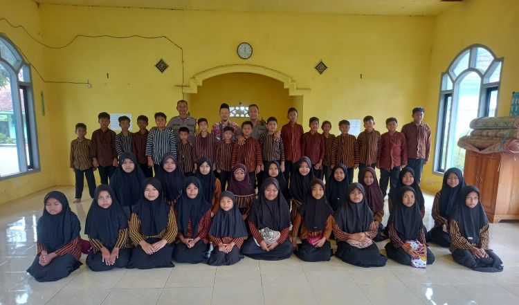Humanis dan Edukatif, Polsek Gurah Jalankan Program PPS di SDN Tiru Kidul Kediri