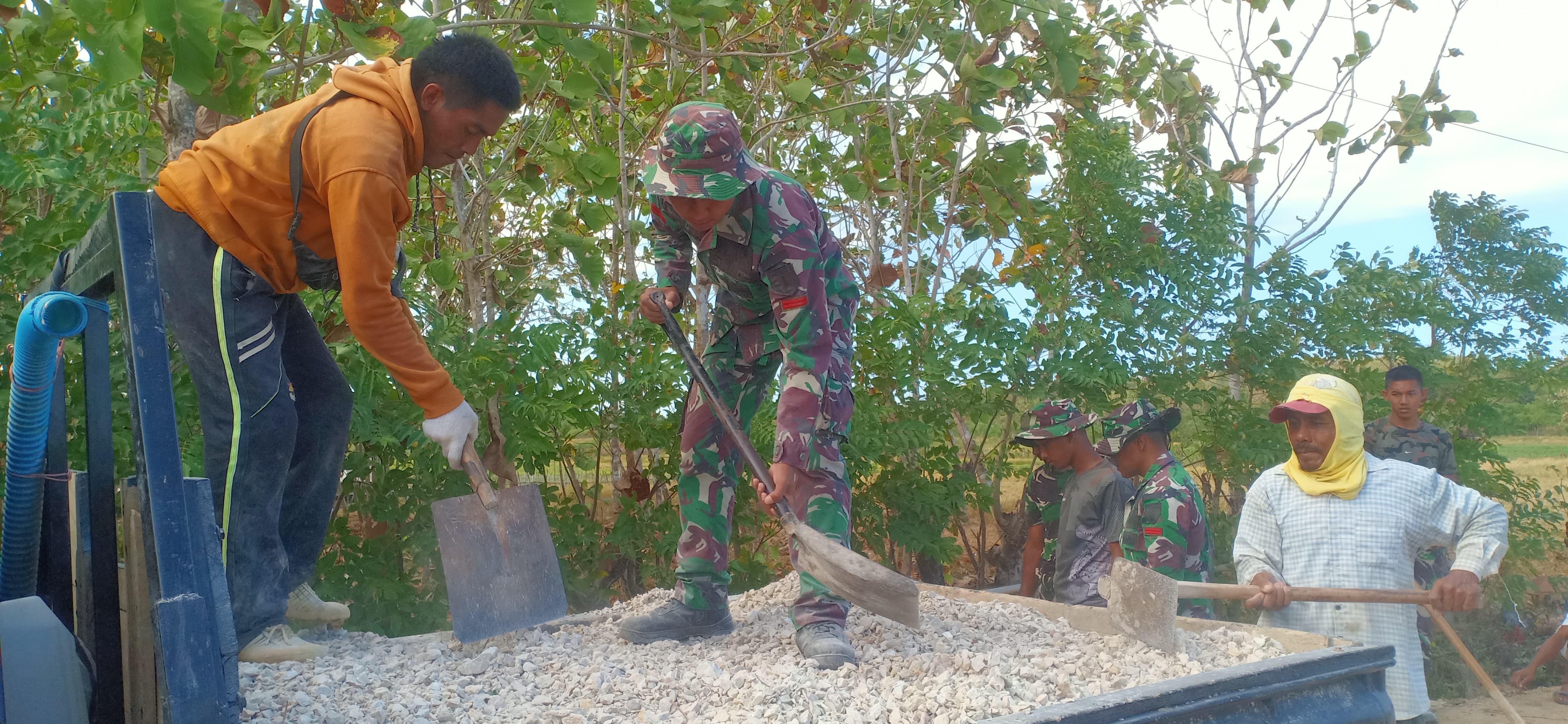 Tidak Kenal Lelah, Satgas TMMD ke 121 Bersama Warga Melangsir Batu Koral ke Titik Sasaran dengan Pickup