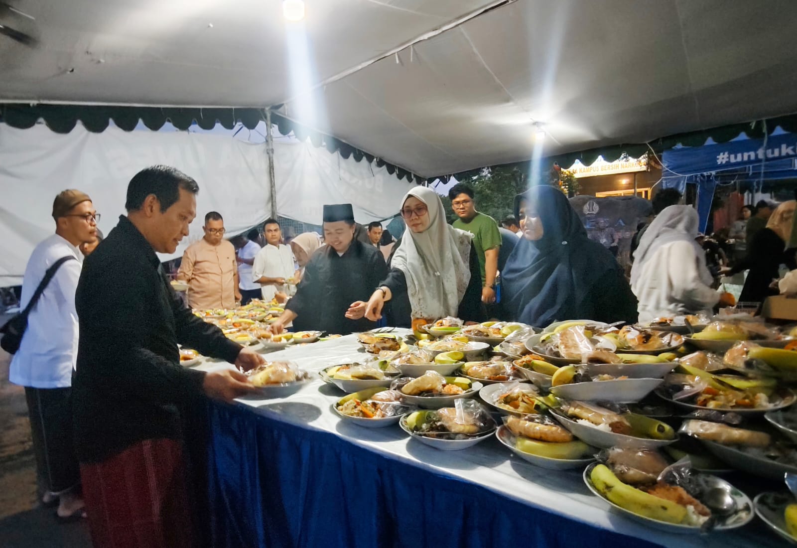 Unesa Habiskan Puluhan Ton Bahan Pangan untuk 22 Hari Buka Puasa Gratis