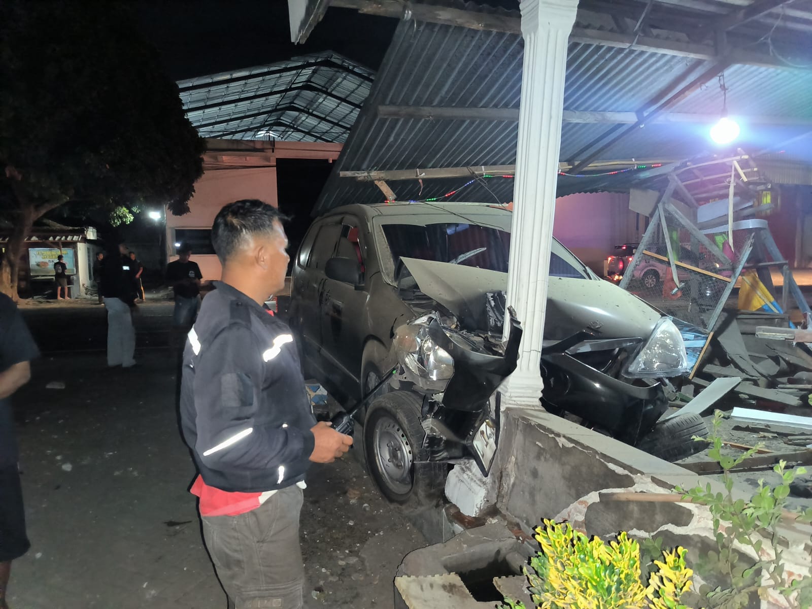 Dini Hari, Xenia Hantam Pohon dan Teras Rumah Warga Ngujang