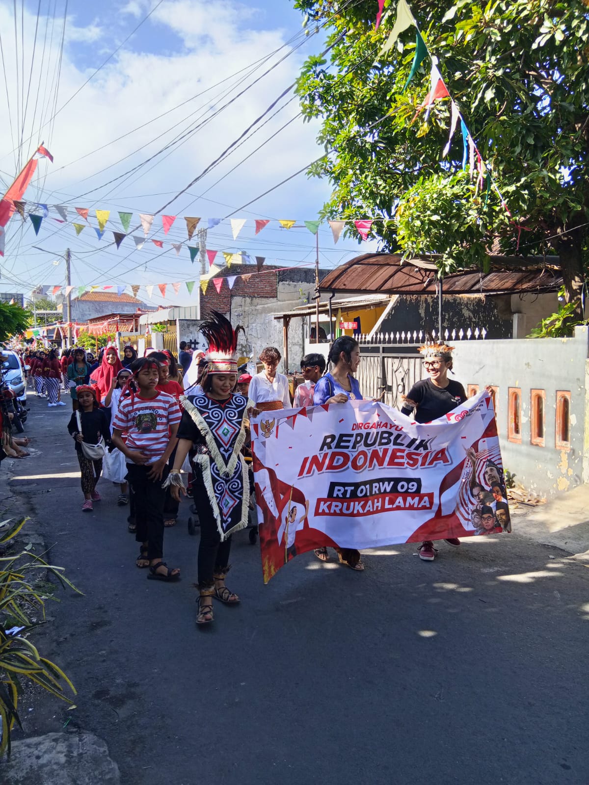 Kemeriahan Karnaval RW 09 Ngagelrejo, Tampilkan Beragam Baju Adat dari Sabang Sampai Merauke