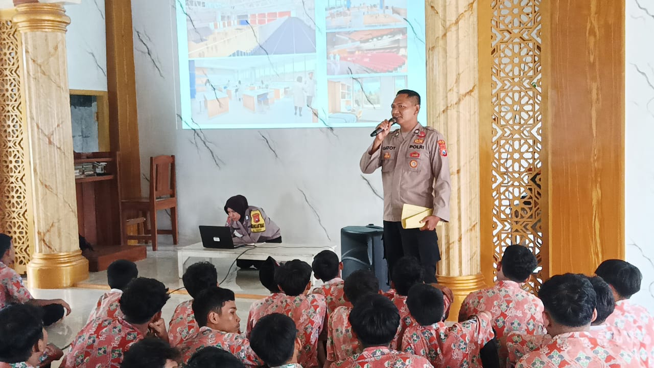 Polisi Ngawi Sosialisasikan SPMB SMA Taruna Kemala Bhayangkara di SMPN 1 Geneng