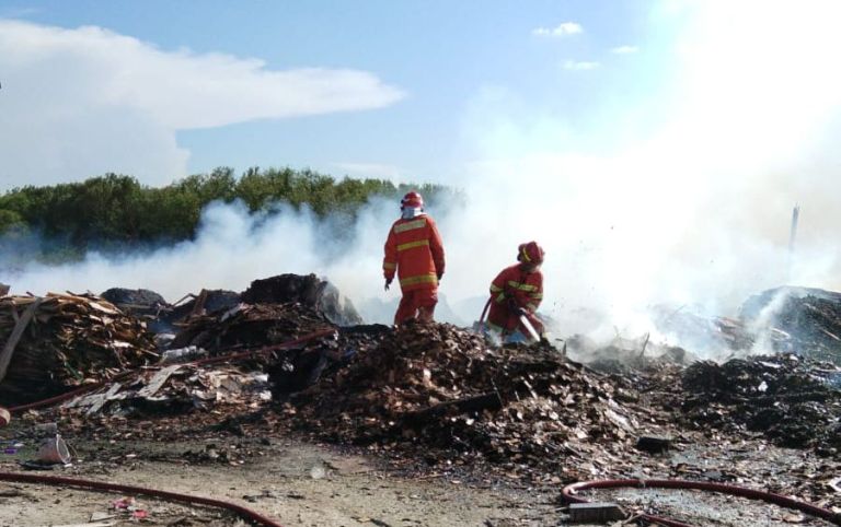 Lahan Limbah Kayu di Kebomas Gresik Terbakar, Diduga Akibat Pembakaran Tanpa Pengawasan