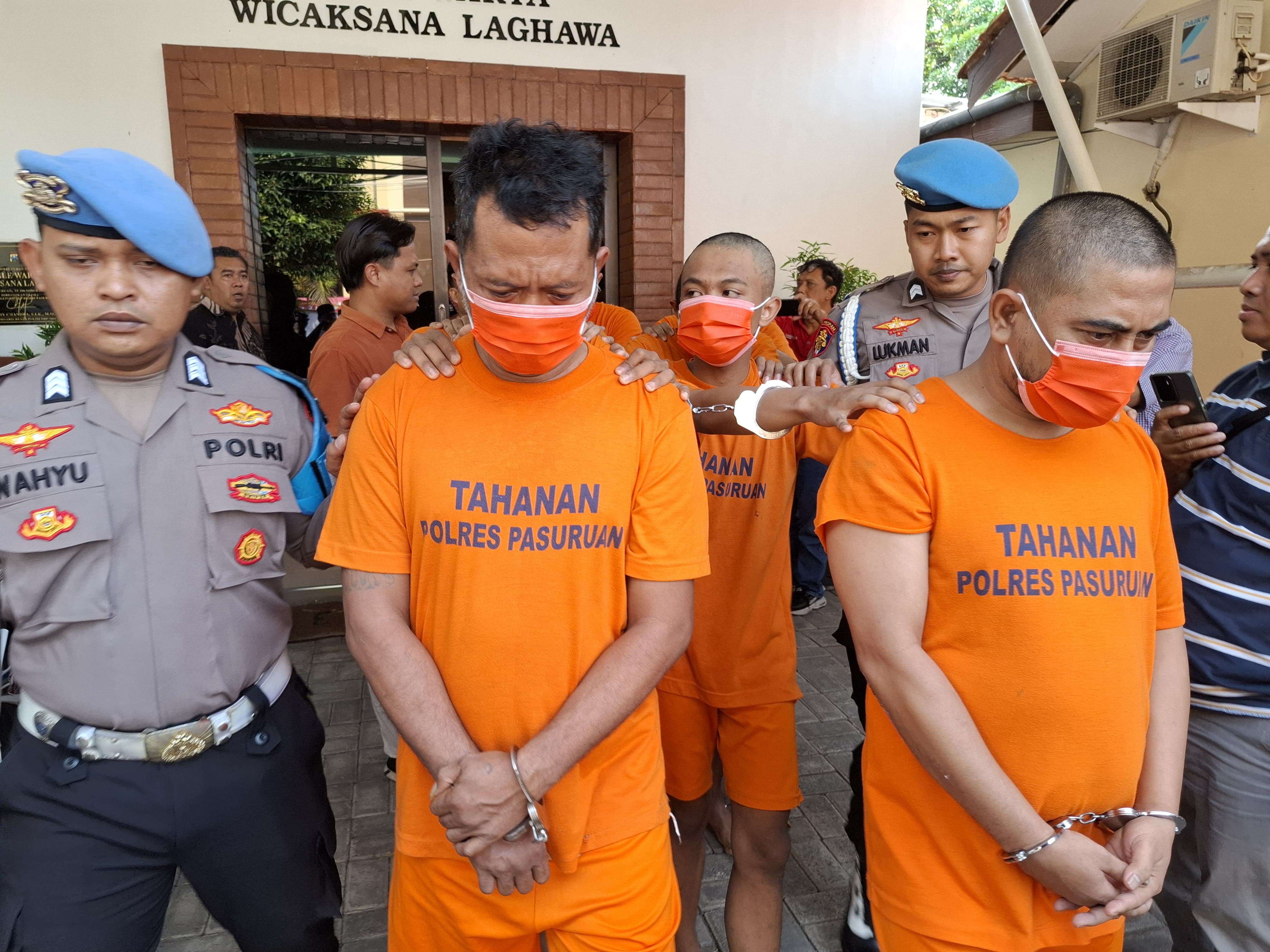 Dua Pemuda Pasrepan Terekaman CCTV Curi Motor di Taman Safari Prigen   