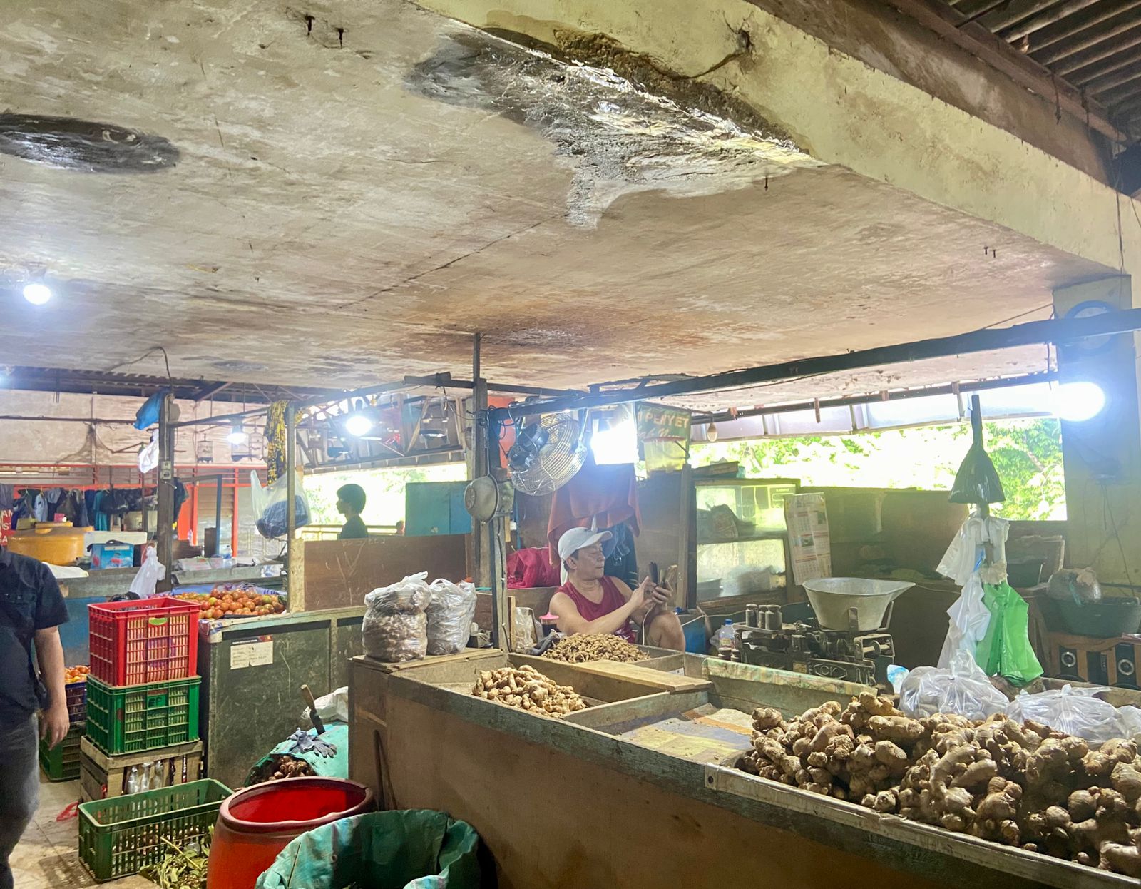 Lapak Kebanjiran Akibat Atap Rusak, Pedagang Pasar Keputran Utara Tagih Janji Perbaikan
