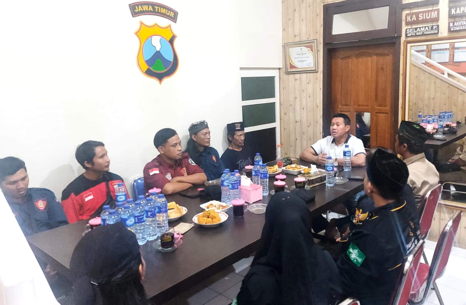 Perkuat Sinergitas, Kapolsek Sukomanunggal Rangkul Ketua Ranting Perguruan Silat Jaga Kamtibmas