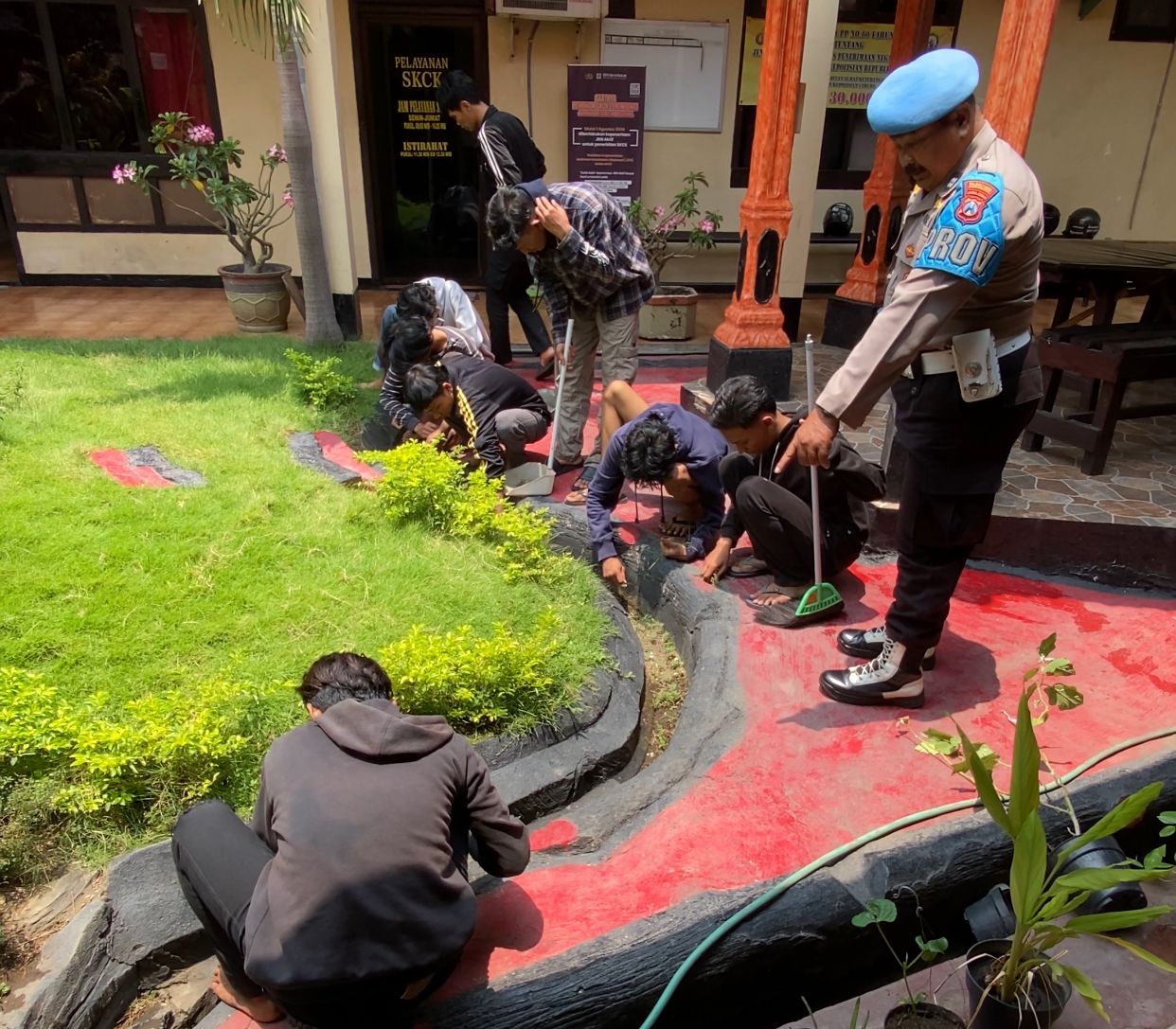 Polsek Simokerto Gagalkan Tawuran, Puluhan Remaja Dihukum Bersihkan Taman