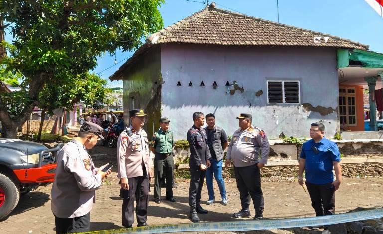 Kapolres AKBP Dani Tinjau TKP Ledakan Rumah di Pasrepan