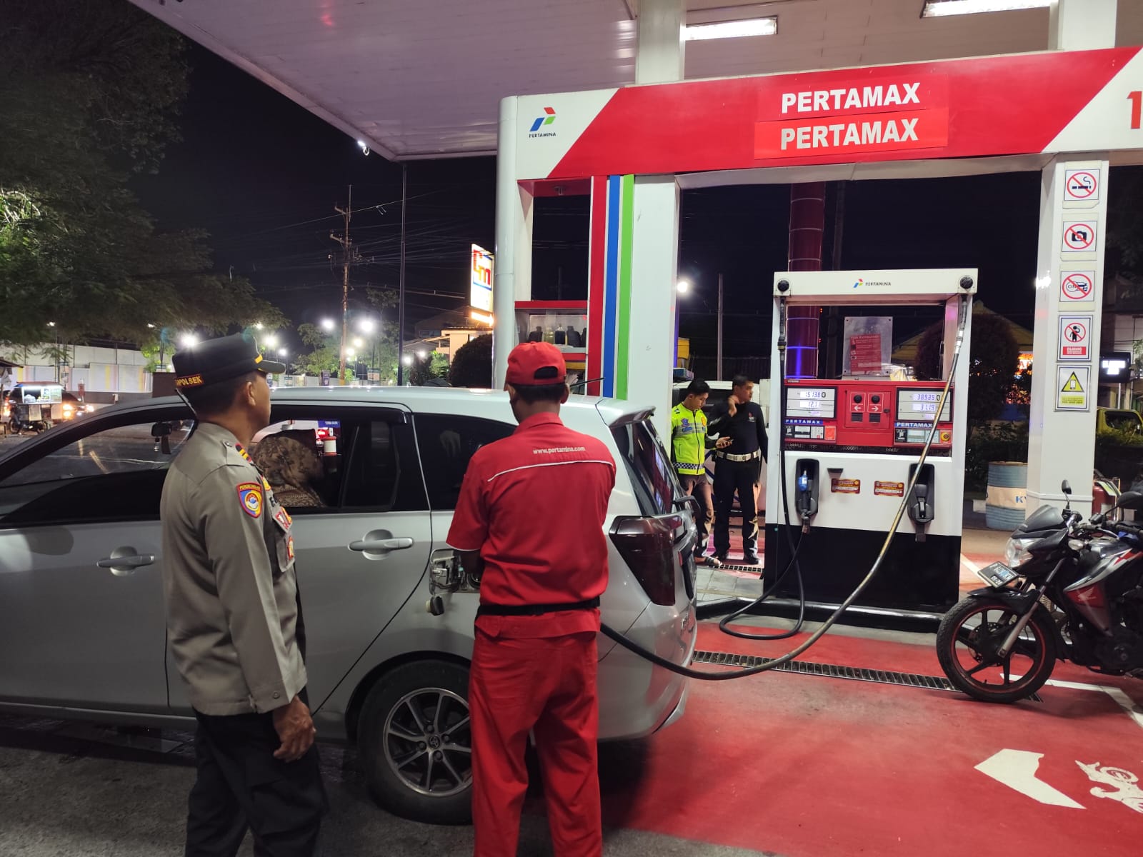 Antisipasi Kemacetan dan Kericuhan, Polsek Lumajang Kota Pantau SPBU