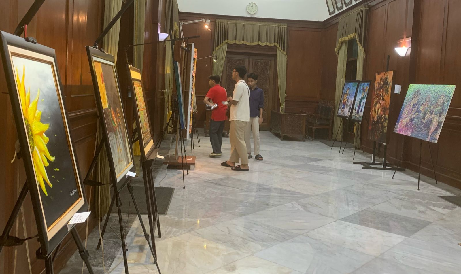 Dukung Seniman Lokal, Gedung DPRD Gresik Disulap Jadi Ruang Pameran Seni Rupa