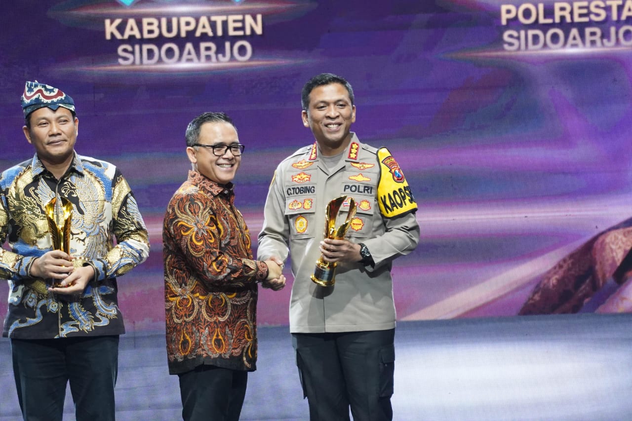 Tingkatkan Inovasi Digital Layanan Publik, Kapolresta Sidoarjo Terima Penghargaan Pemimpin Daerah Awards