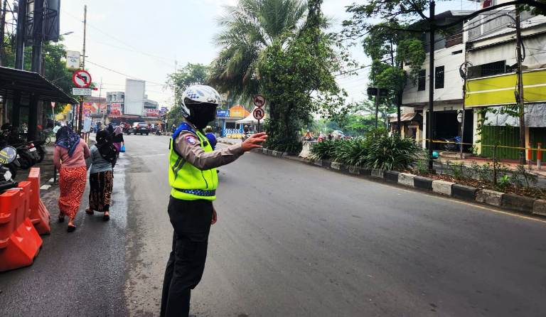 Satlantas Tanjung Perak Surabaya Tindak Pelanggar Rambu Jam Larangan