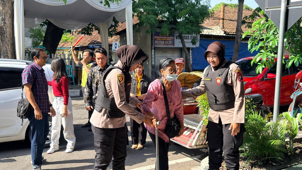 Aksi Humanis Polwan Polresta Sidoarjo, Bantu Lansia Masuki Gereja saat Ibadah Natal