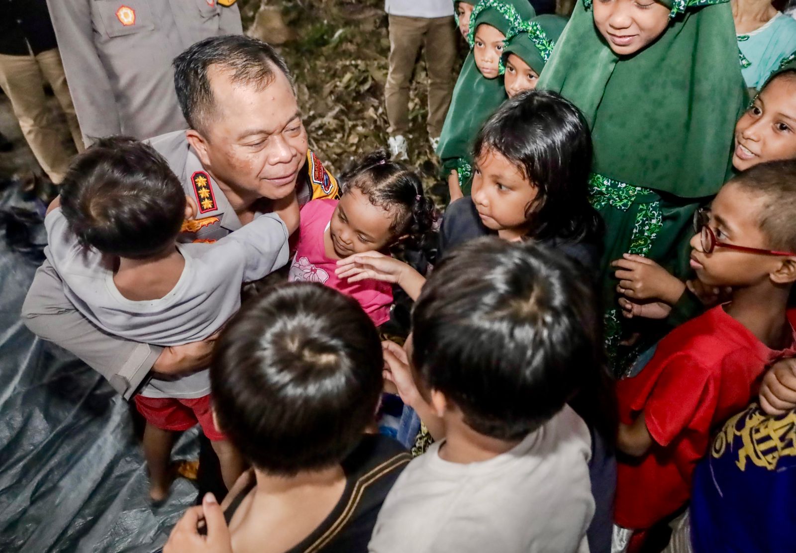 Bertandang ke Dukuh Kupang Barat, Kapolrestabes Surabaya Makan Bergizi Bersama Anak Jalanan dan Pemulung