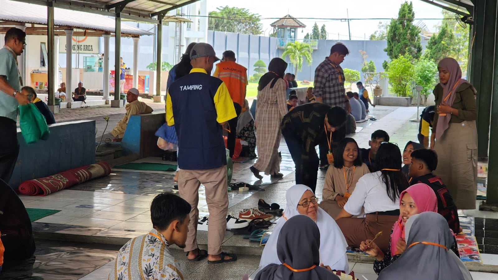 Keluarga Warga Binaan Antusias Manfaatkan Kunjungan Khusus Idulfitri di Lapas Surabaya