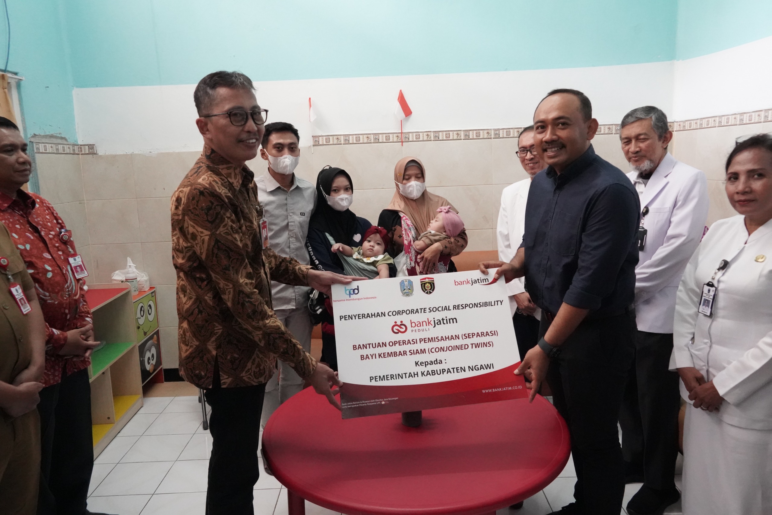 Bank Jatim Salurkan CSR Operasi Pemisahan Bayi Kembar Siam Asal Ngawi