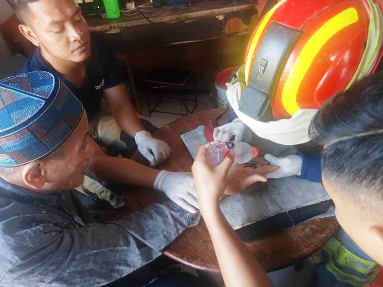Kakek di Surabaya Minta Tolong Damkar Potong Cincin Akik Setelah Jari Bengkak Sebulan