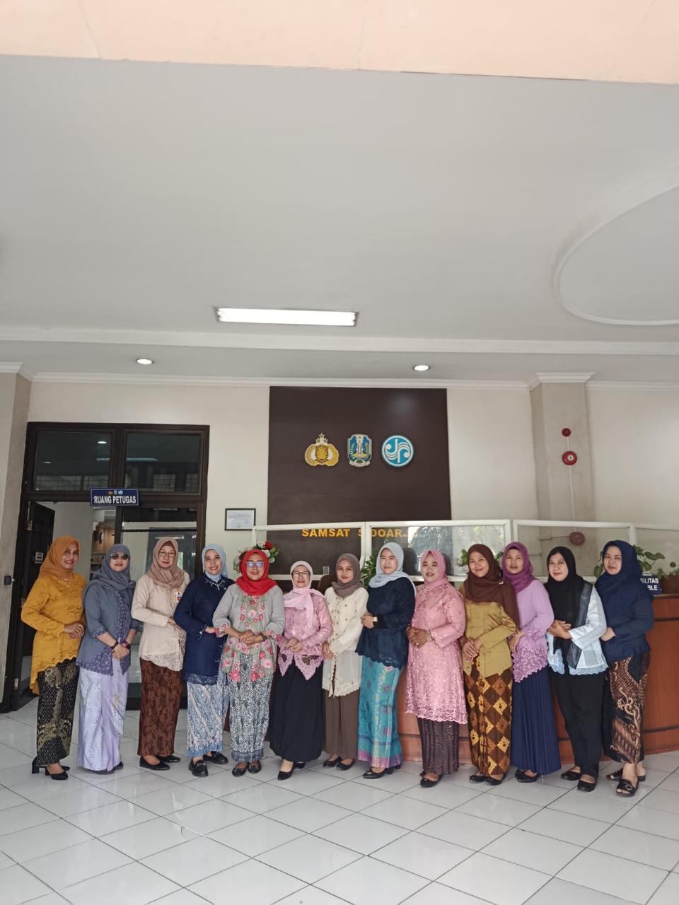 Hari Kartini, Polwan Sidoarjo Kenakan Kebaya di Samsat