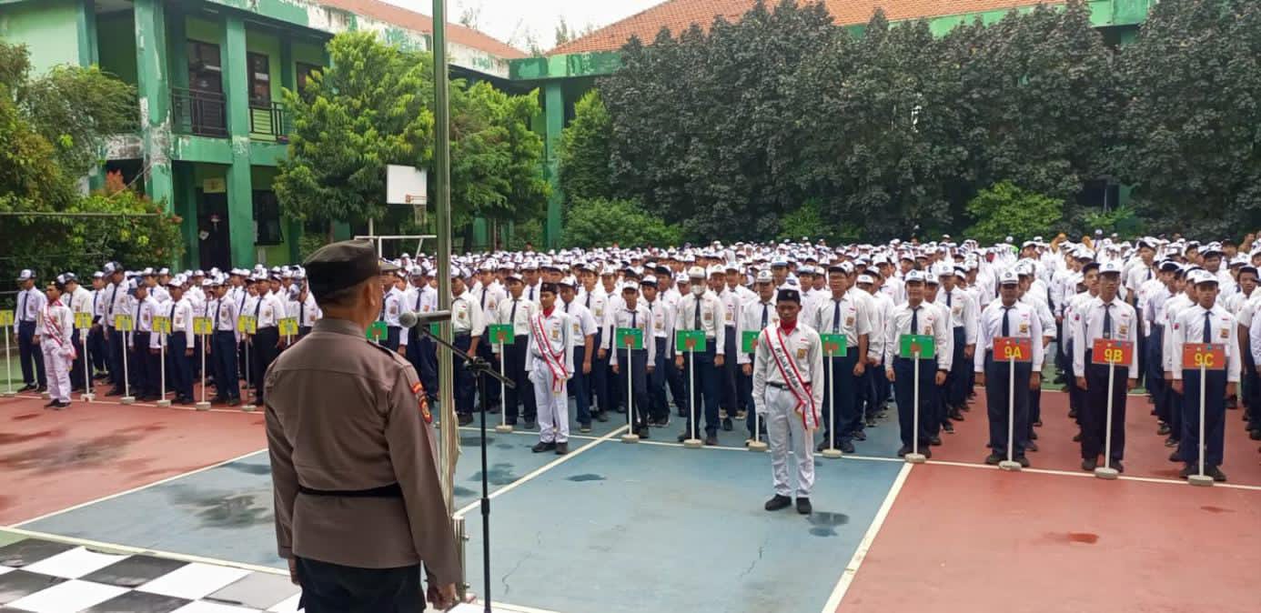Polsek Rungkut Ajak Siswa SMPN 23 Jauhi Tawuran dan Narkoba