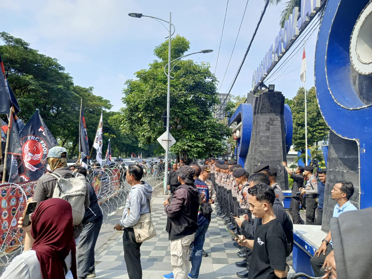 Polsek Gayungan Kawal Ribuan Driver Ojol Tuntut Keadilan Tarif dan Regulasi