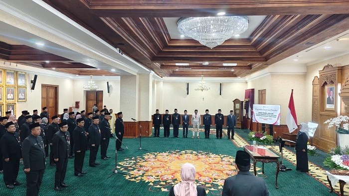 Khofifah Lantik 6 Pejabat Eselon II Pemprov Jatim, Ini Daftar Nama dan Jabatannya