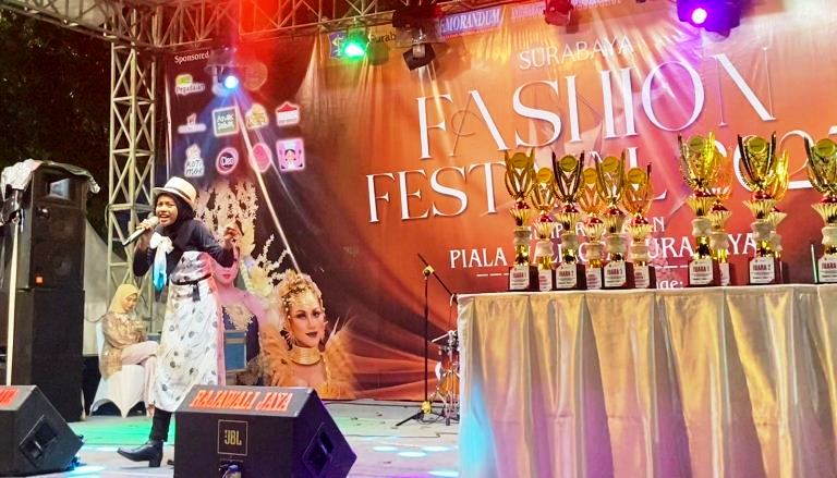 Lomba Tarik Suara Antar Pelajar Meriahkan Surabaya Fashion Festival 2025