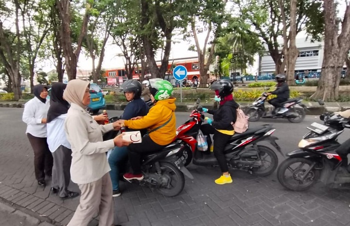 Polsek Tenggilis Mejoyo Bagikan Takjil Gratis kepada Warga