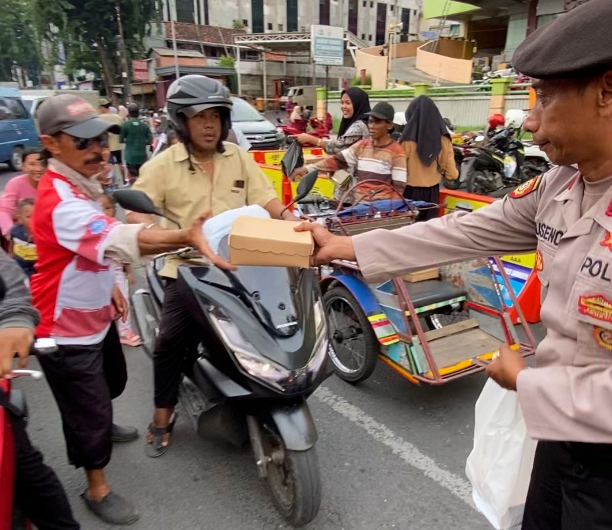 Polsek Simokerto Bagikan 100 Nasi Kotak untuk Tukang Becak, Ojek Online, dan Warga di Depan ITC Mall