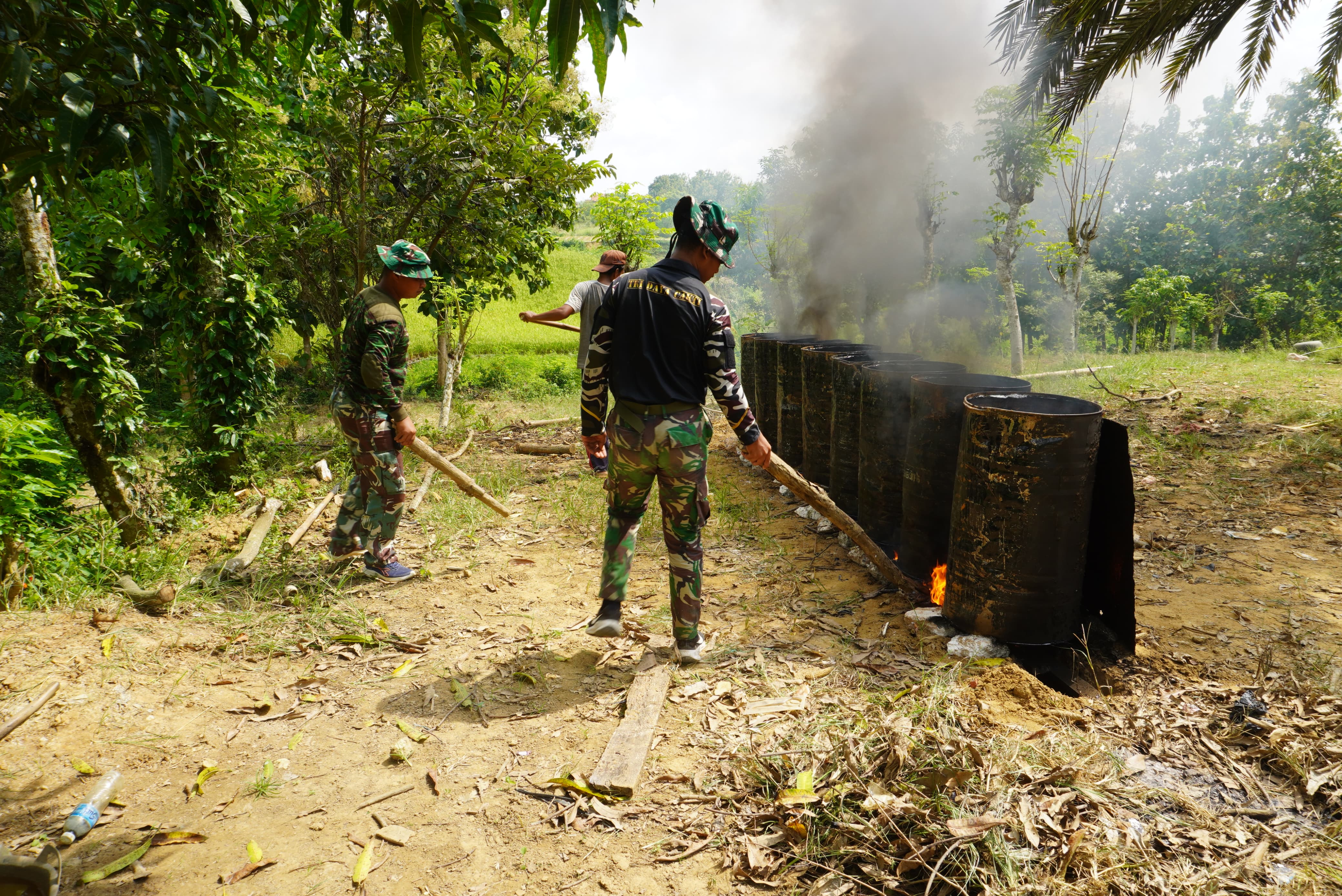 Tak Surut Meski Ramadan, Satgas TMMD 127 Kodim 0827/Sumenep Kebut Pengaspalan Jalan Dusun Karang