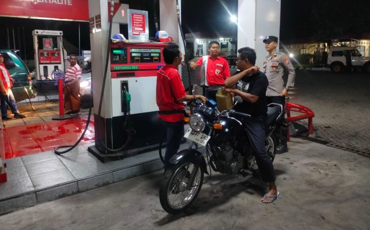 Polsek Tempeh Sidak SPBU Lumajang, Antisipasi Kelangkaan BBM dan Antrean Panjang