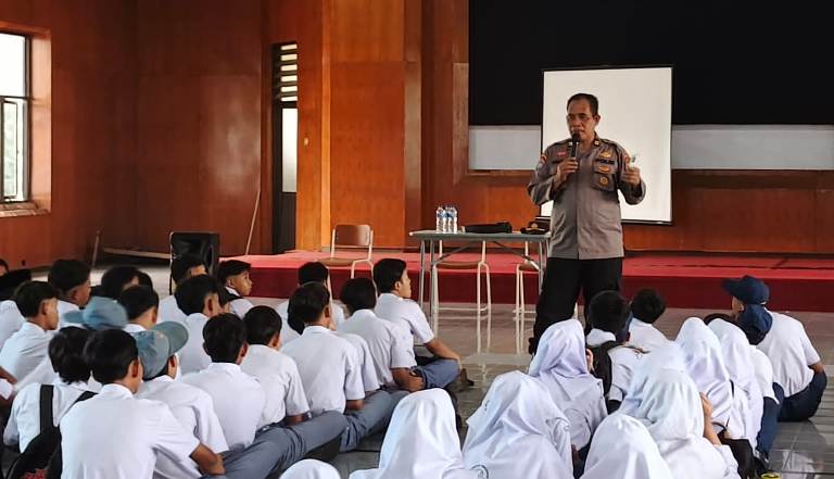 Satbinmas Polres Pasuruan Ajak Pelajar Jadi Pahlawan Masa Kini Lewat Disiplin dan Anti-Narkoba