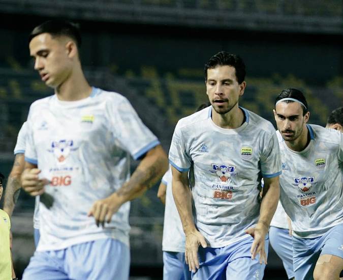 Persib Waspadai Serangan Balik Cepat Persebaya Surabaya